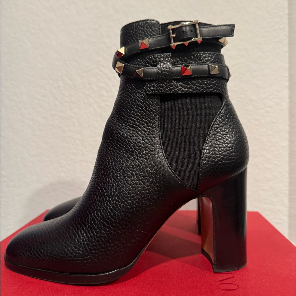 Valentino Garavani Black Pebbled Leather Ankle Boots, Size 6